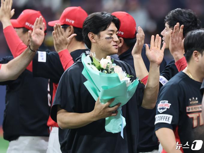 [사진] KIA 김도영, KBO 최초 월간 10홈런-10도루