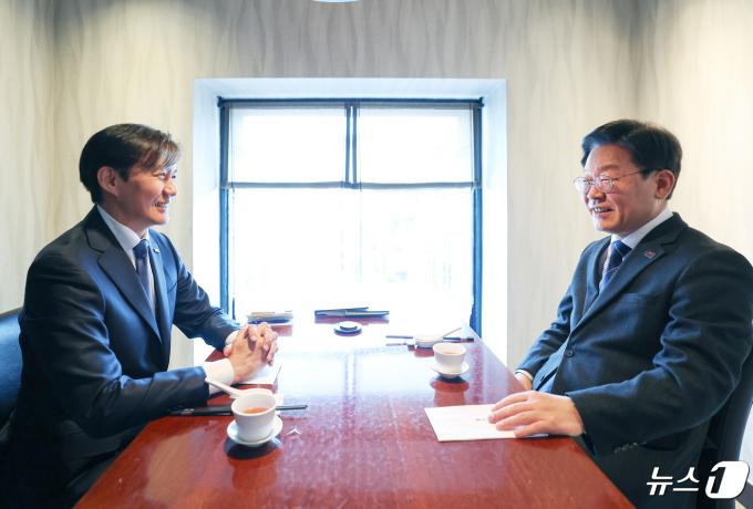 [사진] 대화 나누는 이재명 대표와 조국 대표
