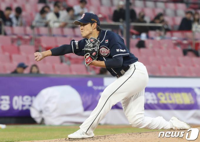 27일 오후 경기 수원시 장안구 KT위즈파크에서 열린 '2024 신한 SOL 뱅크 KBO리그' 두산 베어스와 KT 위즈의 경기, 1회말 두산 선발투수 최원준이 공을 던지고 있다. 2024.3.27/뉴스1 ⓒ News1 김영운 기자