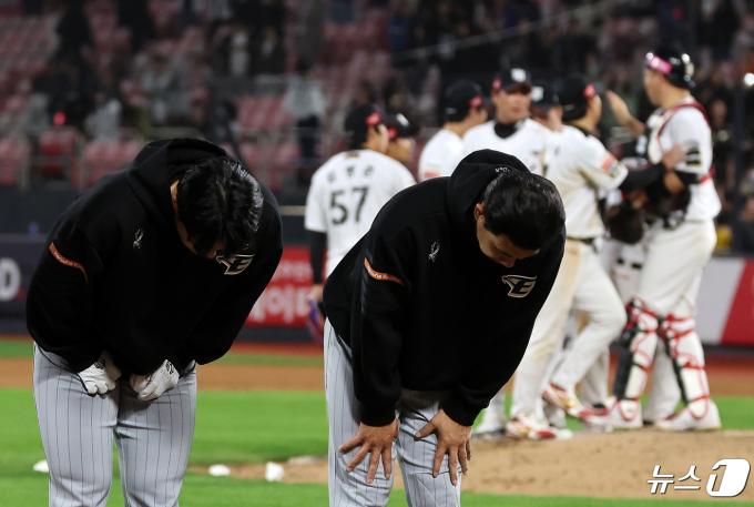 24일 오후 경기도 수원시 장안구 수원KT위즈파크에서 열린 ‘2024 신한은행 SOL뱅크 KBO리그’ 한화 이글스와 kt 위즈의 경기, 1대7 대패를 당한 한화 선수들이 응원 온 팬들을 향해 고개 숙여 인사하고 있다. 2024.4.24/뉴스1 ⓒ News1 김진환 기자