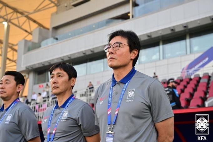 황선홍 U-23 대한민국 축구 국가대표팀 감독이 19일 오후(현지시간) 카타르 도하 압둘라 빈 칼리파 스타디움에서 열린 2024 아시아축구연맹(AFC) U-23 아시안컵 조별리그 B조 2차전 한국과 중국의 경기를 지켜보고 있다. (대한축구협회 제공) 2024.4.20/뉴스1