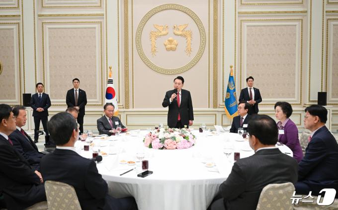 윤석열 대통령이 24일 청와대 영빈관에서 열린 국민의힘 국회의원 격려 오찬에서 모두발언을 하고 있다. (대통령실 제공) 2024.4.24/뉴스1 ⓒ News1 오대일 기자