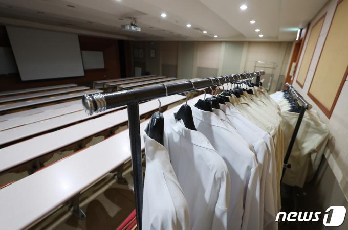 전국 16곳 대학 의과대학이 개강한 15일 오후 서울 시내의 한 의과대학 강의실이 고요한 모습을 보이고 있다. /뉴스1 ⓒ News1 김민지 기자