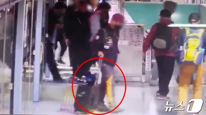 지난 14일 오전 지하철 1호선 양주역에서 피의자 50대 남성 A 씨가 분실된 여행가방을 갖고 하차하고 있다. (서울경찰청 지하철경찰대 제공 영상 갈무리)