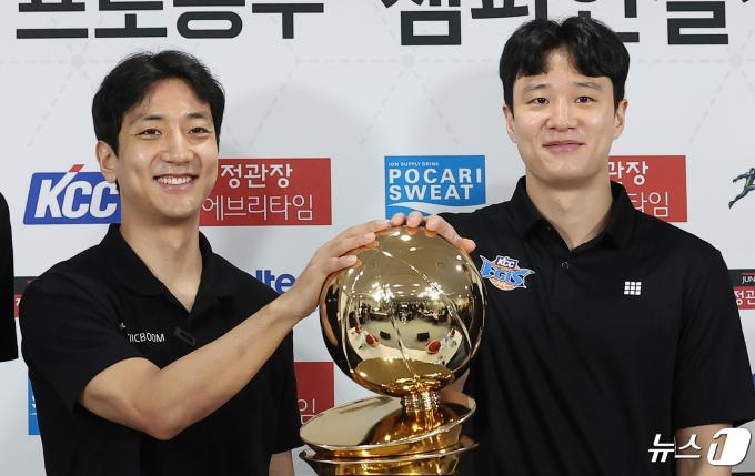 수원 KT 허훈(왼쪽)과 부산 KCC 허웅이 25일 서울 강남구 논현동 KBL센터에서 열린 2023-2024 정관장 프로농구 챔피언결정전 미디어데이에서 기념촬영을 하고 있다. 허웅과 허훈의 형제 대결로 화제를 모으고 있는 부산 KCC와 수원 KT의 챔피언결정전(7전 4승제)은 오는 27일 수원 KT소닉붐아레나에서 1차전을 치른다. 2024.4.25/뉴스1 ⓒ News1 김성진 기자