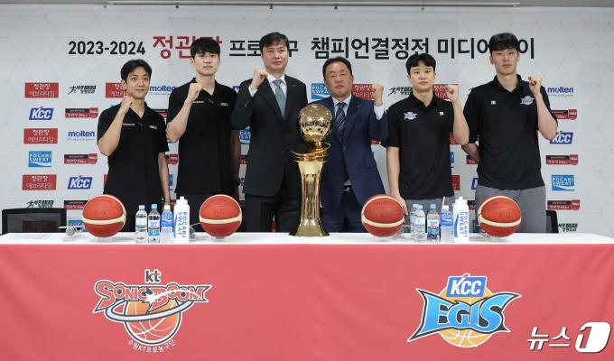 수원 KT 허훈(왼쪽부터), 문성곤, 송영진 감독, 부산 KCC 전창진 감독, 허웅, 송교창이 25일 서울 강남구 논현동 KBL센터에서 열린 2023-2024 정관장 프로농구 챔피언결정전 미디어데이에서 기념촬영을 하고 있다. 허웅과 허훈의 형제 대결로 화제를 모으고 있는 부산 KCC와 수원 KT의 챔피언결정전(7전 4승제)은 오는 27일 수원 KT소닉붐아레나에서 1차전을 치른다. 2024.4.25/뉴스1 ⓒ News1 김성진 기자