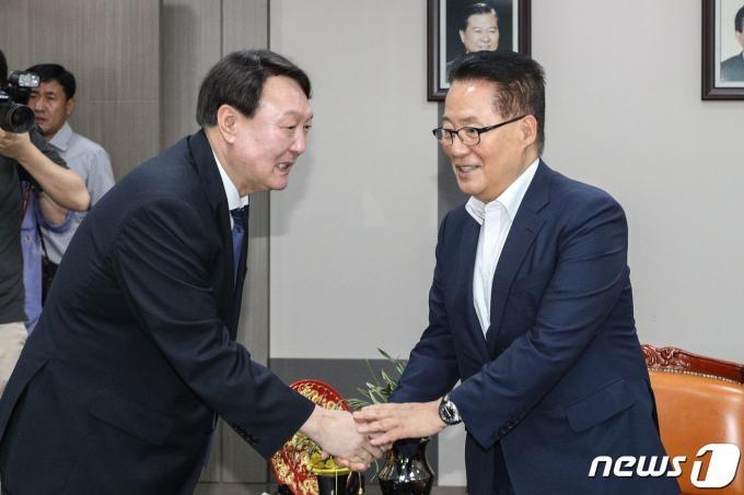 2019년 8월 7일 당시 윤석열 신임 검찰총장이 국회에서 박지원 민주평화당 의원을 예방하고 있다. 2019.8.7/뉴스1 ⓒ News1 성동훈 기자