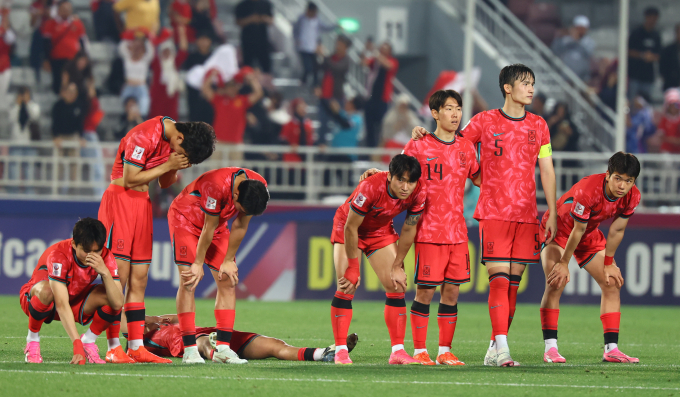 한국 올림픽 축구대표팀이 신태용 감독이 이끄는 인도네시아에 패하며 파리올림픽 본선행이 좌절됐다. 사진은 26일 오전(한국시각)에 열린 인도네시아전에서 패해 탈락이 확정된 순간의 한국 선수들. /사진=뉴시스