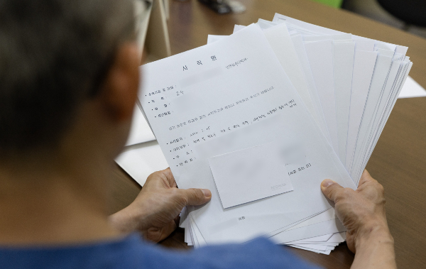 의과대학 교수들이 병원 현장을 떠나지 않고 있지만 '주 1회 휴진' '개별 사직' 등으로 의료공백이 커질 수 있다는 우려가 나온다. 지난 25일 경기도 소재 한 대학병원에서 의료진이 사직원을 모아 제출하기 전 정돈하고 있다. /사진=뉴스1