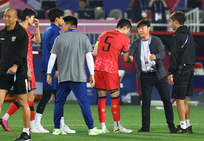 신태용 감독이 이끄는 인도네시아가 2024 아시아축구연맹(AFC) U23 아시안컵 4강에 진출했다. 사진은 한국과의 8강전에서 승리한 후 한국 선수들과 인사를 나누는 신 감독(오른쪽에서 두 번째). /사진=뉴시스