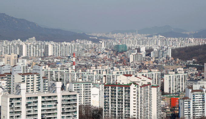 준공 20년 초과 노후단지일수록 아파트값이 하락한 것으로 조사됐다. 사진은 서울시내 한 아파트 밀집 지역. /사진=뉴스1