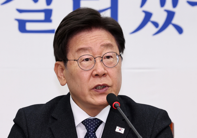 이재명 더불어민주당 대표가 윤석열 대통령과의 영수회담에 대해 의제, 사전 조율을 접어두고 신속하게 만나겠다고 밝혔다. 사진은 이 대표가 26일 서울 여의도 국회에서 열린 최고위원회의에서 모두발언하는 모습. /사진=뉴스1