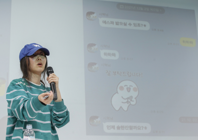그룹 뉴진스의 소속사 어도어 민희진 대표가 25일 서울 서초구 한국컨퍼런스센터에서 하이브 경영권 탈취 시도와 관련한 배임 의혹에 긴급기자회견을 갖고 방시혁 하이브 의장과 나눈 카톡을 공개하고 있다./사진=뉴스1