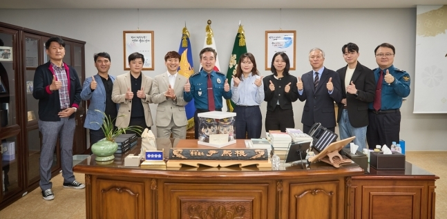 윤희근 경찰청장이 지난 23일 서울 서대문구 미근동 경찰청장 집무실에서 '선행·모범 경찰관' 8명을 초청해 오찬 간담회를 했다. 사진은 오찬 간담회를 하고 있는 모습. /사진= 경찰청 제공 