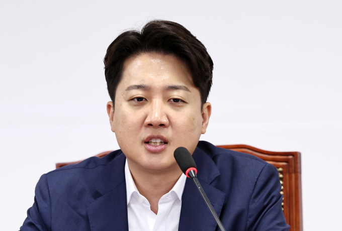 이준석 개혁신당 대표가 이재명 더불어민주당 대표를 향해 "윤석열 대통령과 어떤 협의나 대화를 할 때 의제를 명확히 설정하고 가야한다는 이야기를 범야권에 한 적 있다"고 말했다. 사진은 이준석 대표가 26일 서울 여의도 국회에서 열린 최고위원회의에서 모두발언하는 모습. /사진=뉴스1 