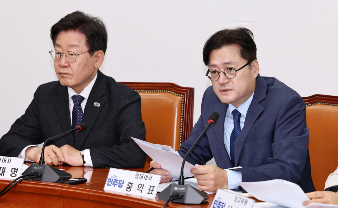 홍익표 더불어민주당 원내대표가 다음달 임시국회 소집요구서 제출과 함께 "임시국회를 이달 30일부터 다음달 29일까지 열 생각"이라고 밝혔다. 사진은 홍 원내대표(오른쪽)가 26일 서울 여의도 국회에서 열린 최고위원회의에서 발언하는 모습. /사진=뉴스1