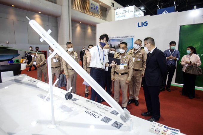 태국 방콕에서 열린 국제 방산전시회 'D&S 2022'에서 LIG넥스원 관계자가 휴대용 지대공 유도무기 '신궁'을 설명하고 있다. /사진=LIG넥스원