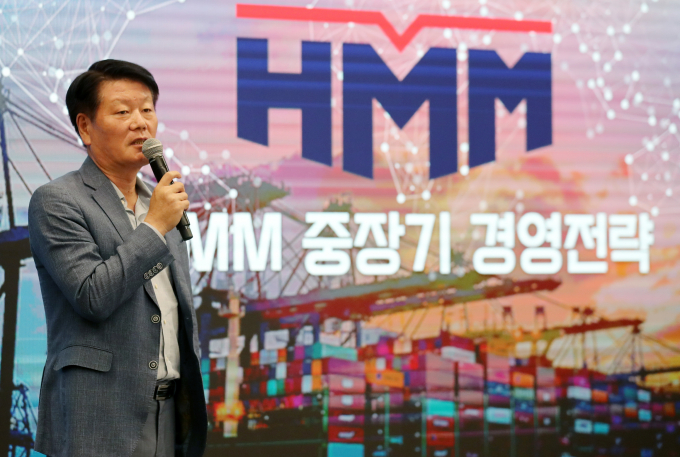 김경배 HMM 대표가 14일 서울 영등포구 여의도 파크원 타워1 HMM 대회의실에서 열린 비전 선포식에서 중장기 전략을 발표하고 있다. 2022.7.14/뉴스1