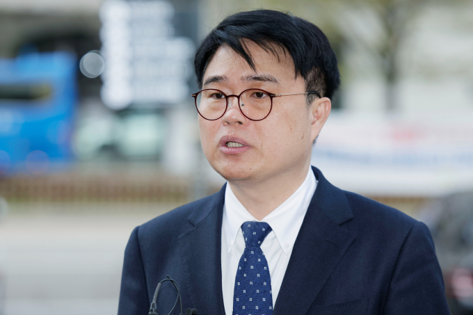 경찰이 26일 임현택 대한의사협회 차기 회장에 대한 압수수색에 들어갔다. 사진은 임 차기 회장이 지난 5일 서울 여의도순복음교회에서 이영훈 담임목사 면담 전 취재진 질문에 답변하는 모습. /사진=뉴시스