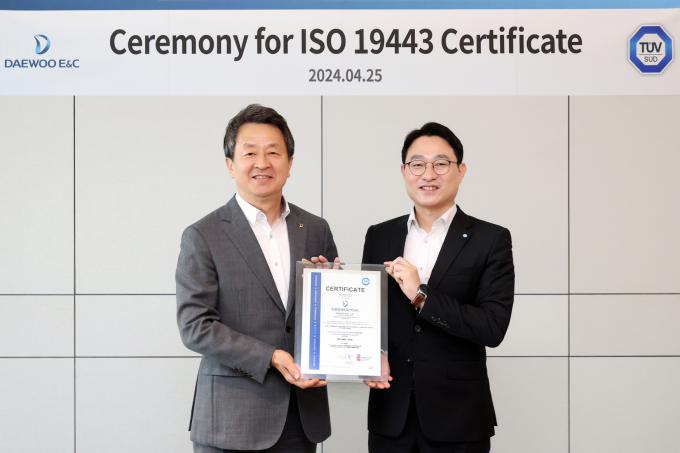 백정완(왼쪽) 대우건설 사장이 서정욱 TÜV SÜD 코리아 대표이사로부터 'ISO 19443 인증서'를 받았다. /사진=대우건설