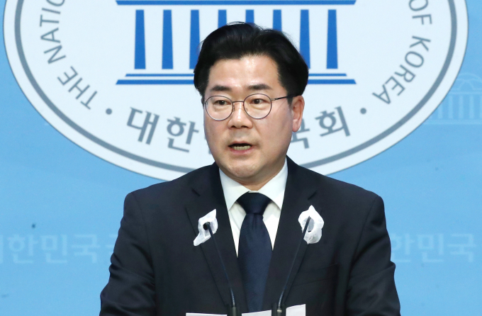 더불어민주당 원내대표 후보 등록 마감일인 오늘(26일)까지 후보 등록을 한 이는 박찬대 더불어민주당 의원(인천 연수갑)이 유일하다. 사진은 박 의원이 지난 21일 서울 여의도 국회 소통관에서 기자회견을 갖고 민주당 원내대표 출마 선언을 하는 모습. /사진=뉴스1