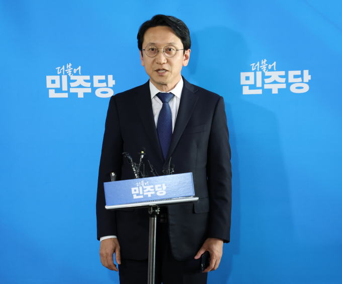 윤석열 대통령과 이재명 더불어민주당 대표의 첫 영수회담이 오는 29일 진행된다. 사진은 천준호 민주당 당대표 비서실장이 26일 서울 여의도 국회에서 윤 대통령과 이 대표의 영수회담 준비를 위한 3차 실무회동 결과를 브리핑 하는 모습. /사진=뉴스1