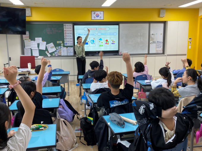 동남권원자력의학원 방사선비상진료센터에서 일광초등학교 4학년생을 대상으로 찾아가는 방사선 영향교육을 진행하고 있는 모습/사진=동남권원자력의학원