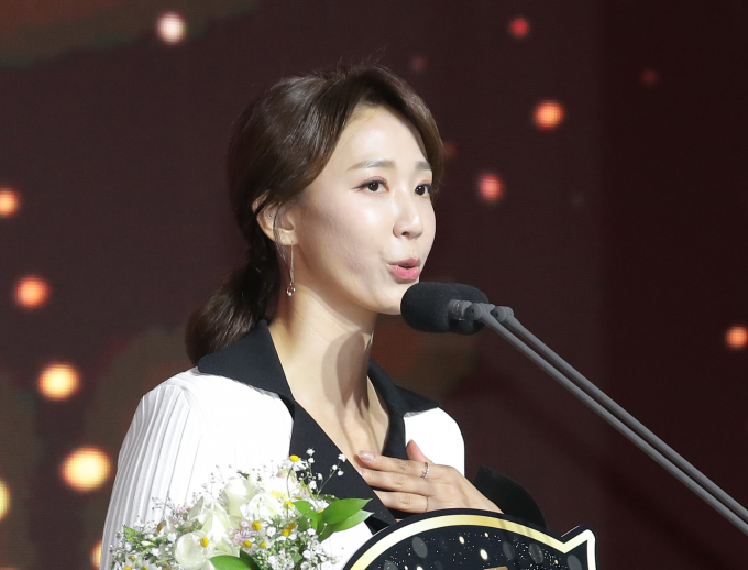 여자배구 정관장 소속 한송이가 22년의 현역 생활을 마치고 은퇴한다. 사진은 지난해 4월 '2022~2023 V-리그 시상식'에서 한송이가 페어플레이상 수상할 당시의 모습. /사진=뉴시스