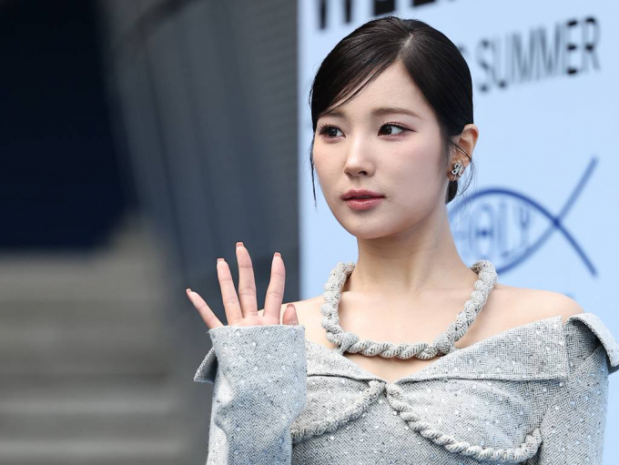 앨리스 소희가 15세 연상 사업과와의 결혼을 발표했다. 사진은 지난해 9월 서울 중구 동대문 DDP에서 열린 ‘2024 S/S 서울패션위크’ 홀리넘버세븐(HOLYNUMBER7) 컬렉션에 참석해 포즈를 취하고 있는 소희. /사진= 뉴스1