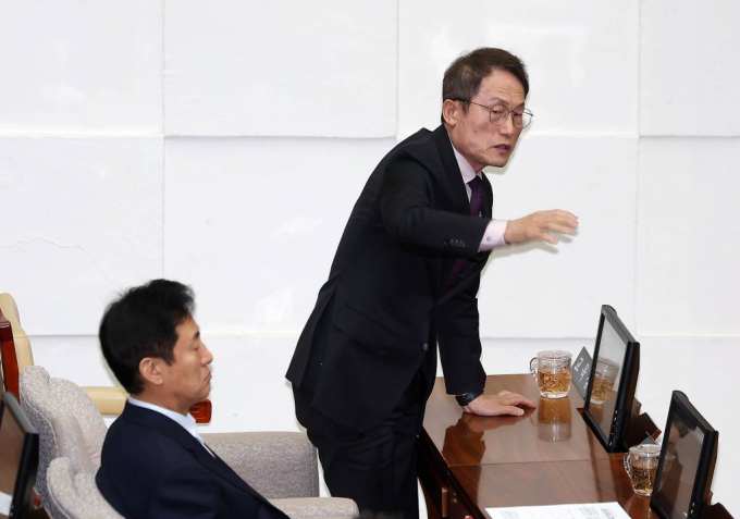 서울 학생인권조례 폐지안이 서울시의회 본회의를 통과했다. 사진은 26일 서울 중구 서울시의회에서 열린 제323회 임시회 제3차 본회의에서 서울특별시 학생인권조례안 폐지조례안이 가결되자 김현기 의장에게 발언권을 요구하고 있는 희연 서울시교육감. /사진= 뉴시스 