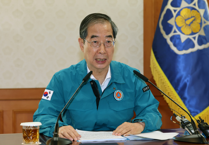 한덕수 국무총리가 의사 집단행동 중앙재난안전대책본부 회의에서 "의사의 목소리는 환자 곁에 있을 때 가장 강하다"며 전공의들의 의료 현장 복귀를 강조했다. 사진은 한 총리가 26일 서울 종로구 정부서울청사에서 열린 의사집단행동 중앙재난안전대책본부 회의에서 발언하는 모습. /사진=뉴시스