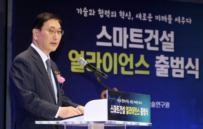 윤영준 현대건설 사장이 시장 위기 속 실적 선방을 이뤄냈다. 사진은 윤 사장이 지난해 7월 서울 논현동 건설회관에서 열린 스마트건설 얼라이언스 출범식에 참석했던 모습. /사진=뉴스1