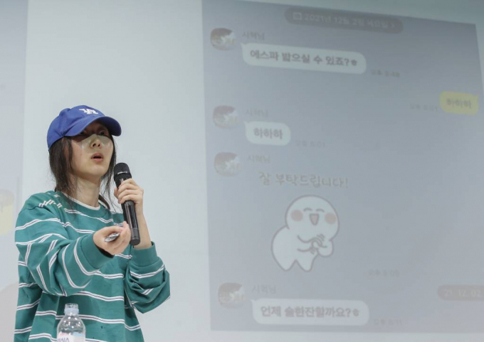 걸그룹 뉴진스의 소속사 어도어 민희진 대표가 경영권 탈취 의혹에 휩싸인 가운데 하이브 직원들이 불만을 표했다. 사진은 25일 서울 서초구 한국컨퍼런스센터에서 하이브 경영권 탈취 시도와 관련한 배임 의혹에 긴급기자회견을 갖고 방시혁 하이브 의장과 나눈 카톡을 공개하고 있는 민희진 대표. /사진= 뉴스1