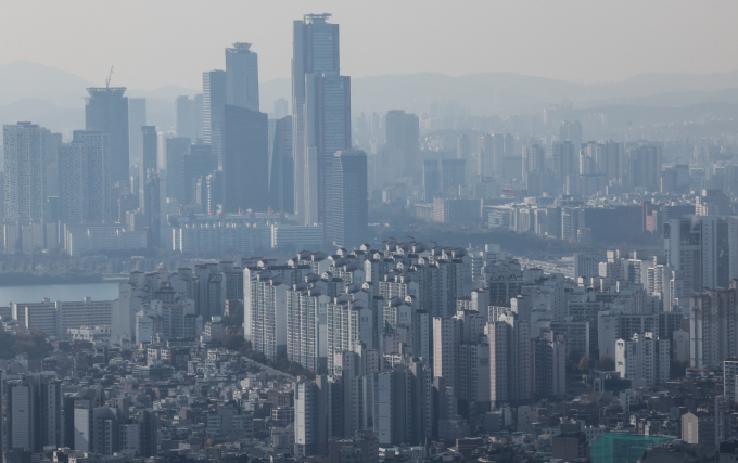 대기업 또는 산업단지가 있는 부동산 시장이 수요자들의 주목을 받고 있다. 사진은 아파트 및 오피스가 밀집된 서울 마포구와 영등포구 여의도 일대 전경. /사진=뉴스1