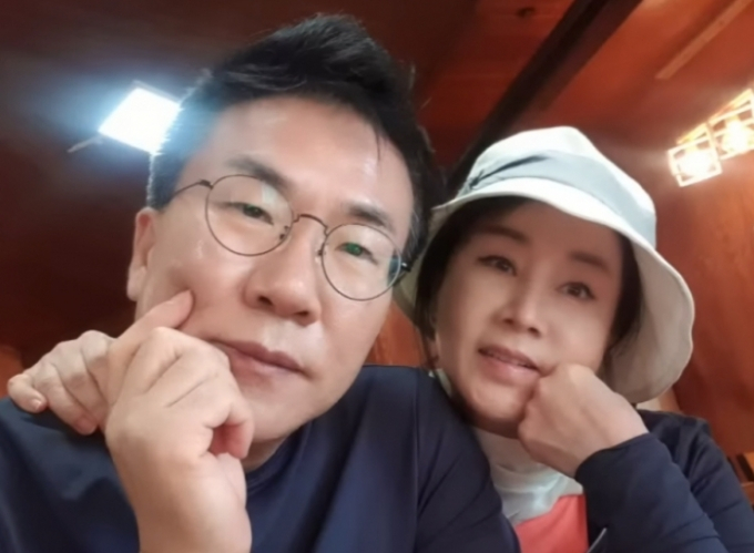 유영재가 우울증으로 정신병원에 입원했다는 소식에 전처인 배우 선우은숙이 황당함을 드러냈다. 사진은 유영재(왼쪽)와 선우은숙. /사진= MBN '속풀이쇼 동치미' 캡처 