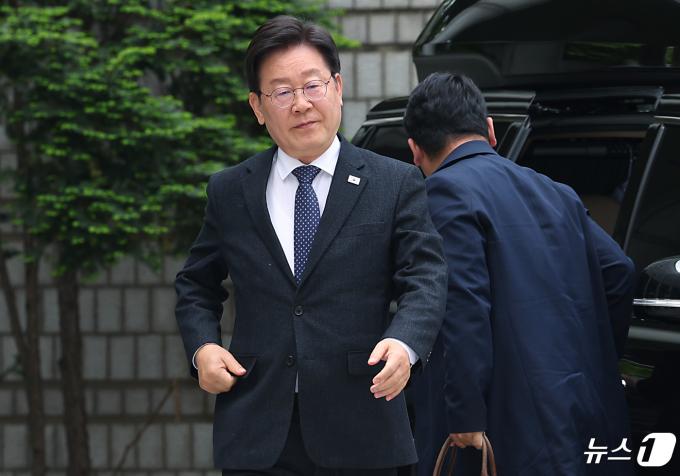 이재명 더불어민주당 대표가 26일 오전 서울 서초구 서울중앙지방법원에서 열린 '대장동 배임·성남FC 뇌물' 관련 특정범죄가중처벌등에관한법률위반(뇌물) 등 공판에 출석하고 있다. 2024.4.26/뉴스1 ⓒ News1 박정호 기자