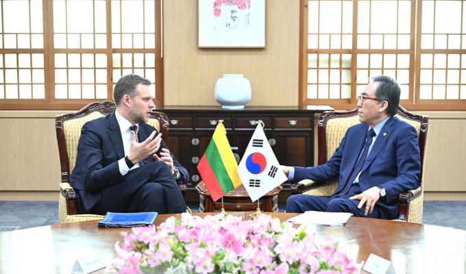조태열 외교부 장고나이 26일 가브리엘리우스 란드스베르기스 리투아니아 외교장관과 대화하고 있다.(외교부 제공)