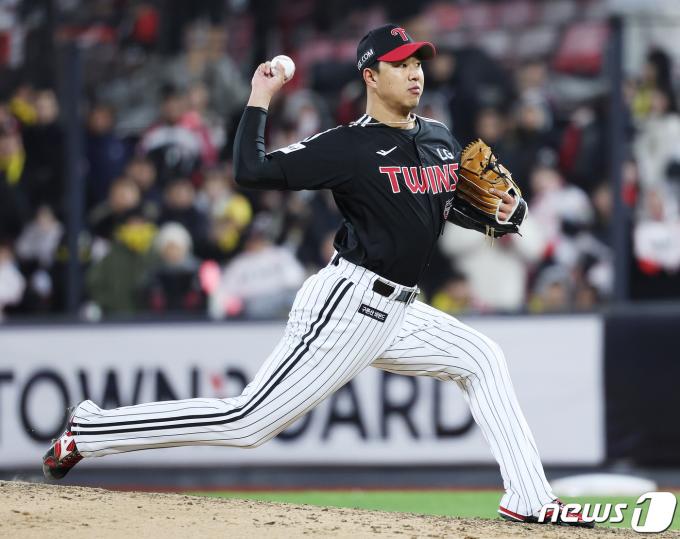 10일 오후 경기도 수원시 장안구 수원KT위즈파크에서 열린 '2023 신한은행 SOL KBO 포스트시즌' 한국시리즈 3차전 kt 위즈와 LG 트윈스의 경기 5회말 등판한 LG 정우영이 역투하고 있다. 2023.11.10/뉴스1 ⓒ News1 이재명 기자