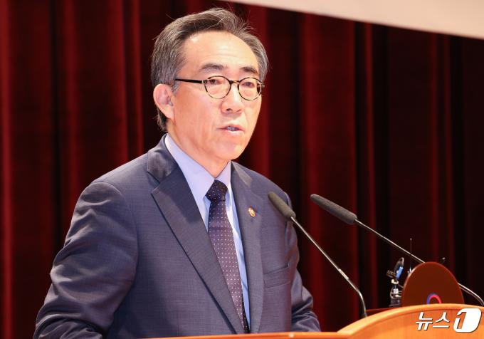 [사진] 폐회사하는 조태열 외교장관