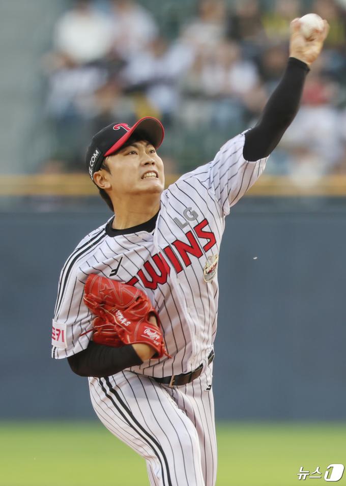 [사진] LG 선발 김윤식 '이긴다!'