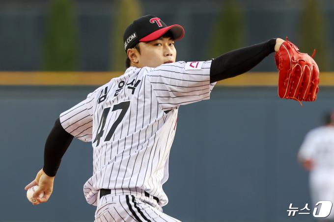 [사진] LG 선발 김윤식 '매서운 눈빛'