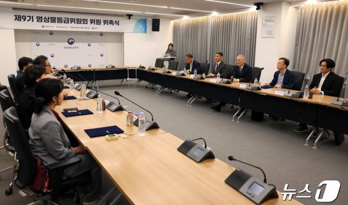 [사진] 유인촌 장관, 제9기 영상물등급위원회 위원 위촉식 참석