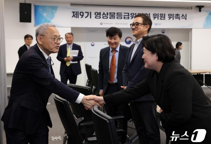 [사진] 제9기 영상물등급위원회 위원과 인사 나누는 유인촌 장관