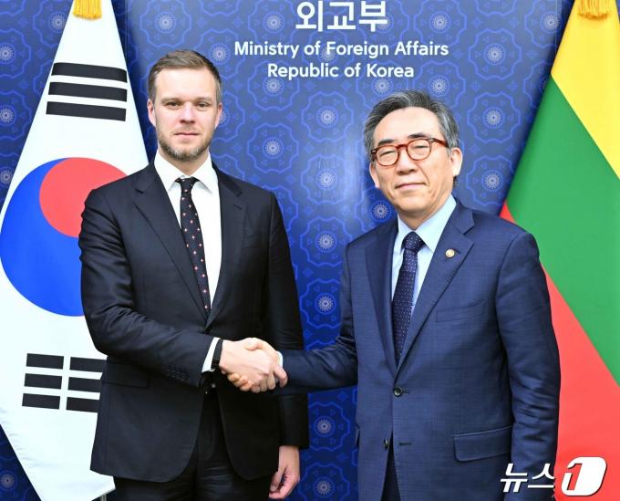 [사진] 조태열 장관, 리투아니아 외교부 장관과 회담