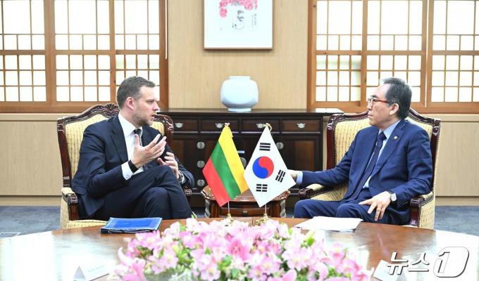 [사진] 조태열 장관, 리투아니아 외교부 장관과 회담