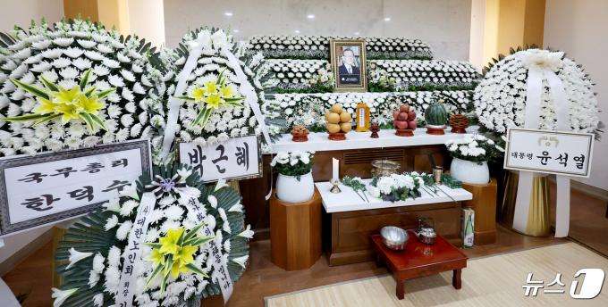 25일 서울 서초구 서울성모병원 장례식장에 故노재봉 전 국무총리의 빈소가 마련돼 있다. 노태우 정부 시절 국무총리와 청와대 비서실장을 지낸 노 전 총리는 혈액암 투병 끝에 전날 오후 10시 10분 향년 88세 나이로 별세했다. 2024.4.25/뉴스1 ⓒ News1 장수영 기자