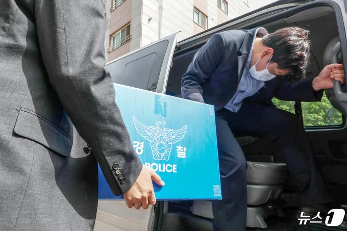 경찰 수사관들이 26일 서울 마포구 대한소아청소년과의사회 사무실을 압수수색한 뒤 압수품을 옮기고 있다. 서울경찰청 공공범죄수사대는 의사 집단행동 수사와 관련해 이날 임현택 대한의사협회(의협) 회장 당선인의 자택과 사무실에 대한 추가 압수수색에 나섰다. 2024.4.26/뉴스1 ⓒ News1 민경석 기자