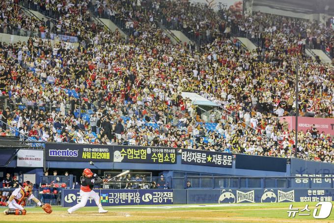 [사진] 상승세 KIA 팬들  '잠실 야구장 관중석 가득'
