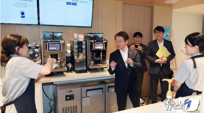 [사진] 장애인 근로자들의 현장의견 청취하는 이정식 노동부 장관