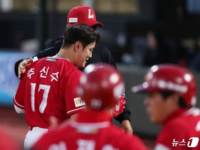 24일 오후 부산 사직야구장에서 열린 '2024 신한 SOL 뱅크 KBO리그' 롯데 자이언츠와 SSG 랜더스의 경기, 2회말 SSG 추신수가 한미 2000안타 기록을 달성한 후 이숭용 감독에게 축하를 받고 있다. 2024.4.24/뉴스1 ⓒ News1 윤일지 기자